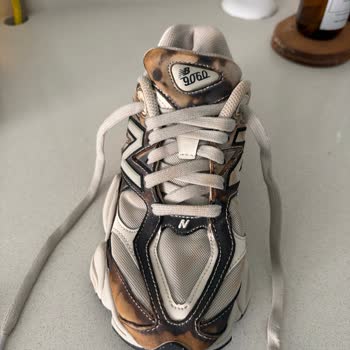 New Balance 9060 Model Ayakkabının Karda Renk Değiştirerek Cilde Zarar Vermesi