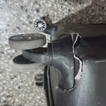 Sunexpress Bagaj Bandındaki Sert Levha Valiz Tekerleklerini Kırdı