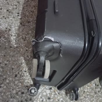 Sunexpress Bagaj Bandındaki Sert Levha Valiz Tekerleklerini Kırdı