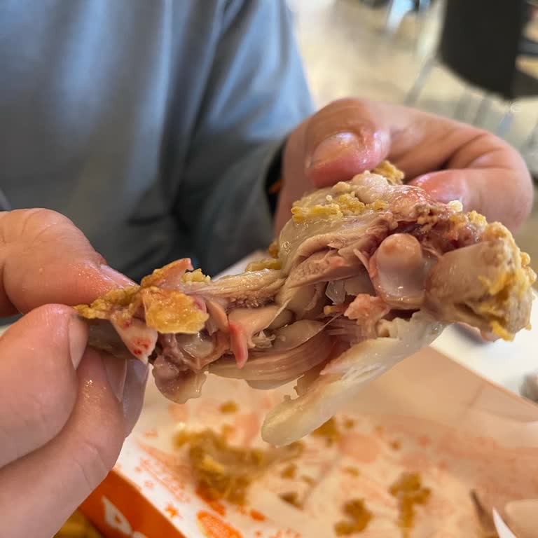 Axis Bayrampaşa Şubesinde Çiğ Tavuk Ürünü Servisi