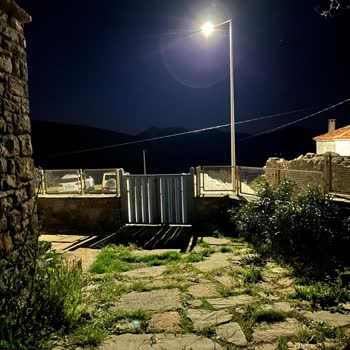 UEDAŞ Elektrik Direğinin Aşırı Aydınlatması Ve Göz Kaması
