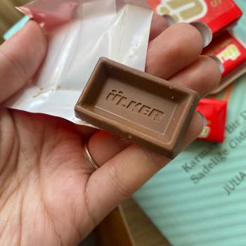 Renk Değişikliği Ve Yağ Tabakası Olan Çikolatada Karın Ağrısı