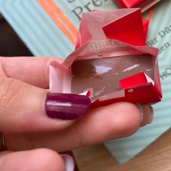 Renk Değişikliği Ve Yağ Tabakası Olan Çikolatada Karın Ağrısı