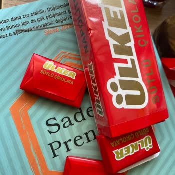 Renk Değişikliği Ve Yağ Tabakası Olan Çikolatada Karın Ağrısı