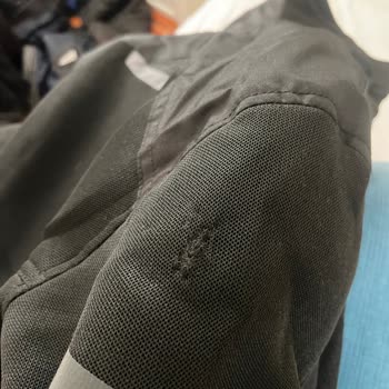 Yanlış Beden Ve Yırtık Mont, Satıcıdan Cevap Yok