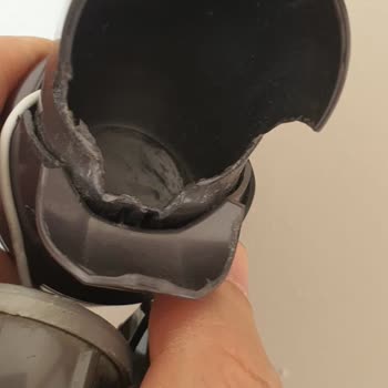 Dyson V11'in Kırılan İnce Plastik Ayağı İçin Garanti Dışı Ve Milyonluk Parça Fiyatı