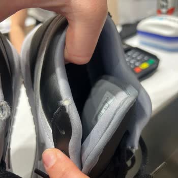 Ayakkabının İç Kısmı Yırtıldı, Mağaza Değişim Reddetti