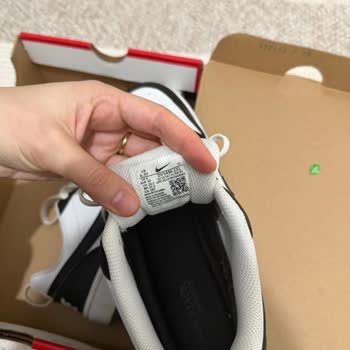 Nike Ayakkabısının Logosu İki Ayda Soyulmuş, Ürün Değişimi Ve Para İadesi Talebi