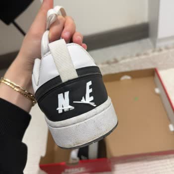 Nike Ayakkabısının Logosu İki Ayda Soyulmuş, Ürün Değişimi Ve Para İadesi Talebi