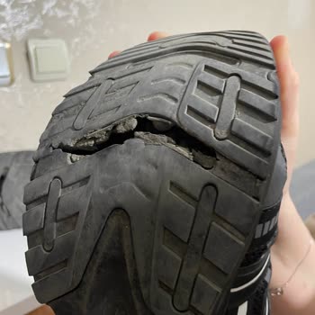 Skechers Ayakkabısının Alt Tabanı Kısa Sürede Ayrıldı, Ücret İadesi Talebi