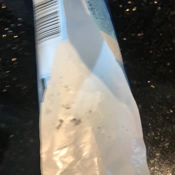 Algida Twister Ocean Dondurmasında Fazladan Çubuk Ve Siyah Lekeler