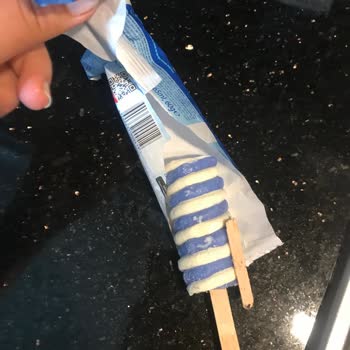 Algida Twister Ocean Dondurmasında Fazladan Çubuk Ve Siyah Lekeler