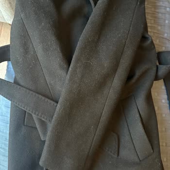 Kaban Üzerinde Sürekli Toz Ve Tüy Birikmesi Ve Mağaza İletişim Eksikliği