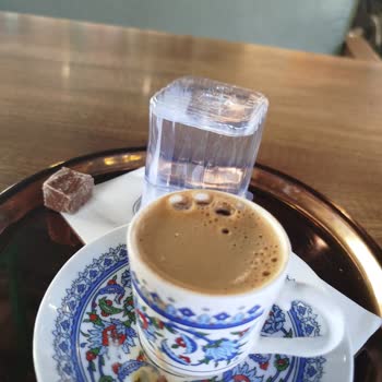 Üsküdar Rumi Cafe'de Soğuk Ve Kalitesiz Türk Kahvesi Şikayeti