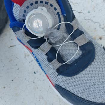 Trendyol Buz Lacivert Çocuk Ayakkabısında Otomatik Bağcık Parçası Kırıldı Ve Satıcı Yardım Reddetti