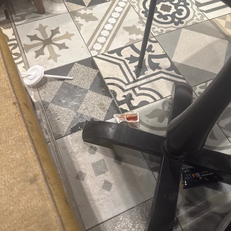 Doyuyo Şubesinde Hijyen Sorunu Masalar Kırıntı Ve Ketchup Kalıntılarıyla Dolu