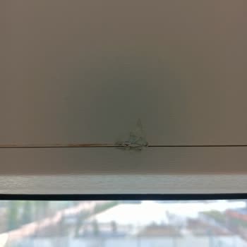 Emlak Konut'un Yeni Dairesinde Hava Sızdıran Kapı, Göçük Zemin Ve Paslanma