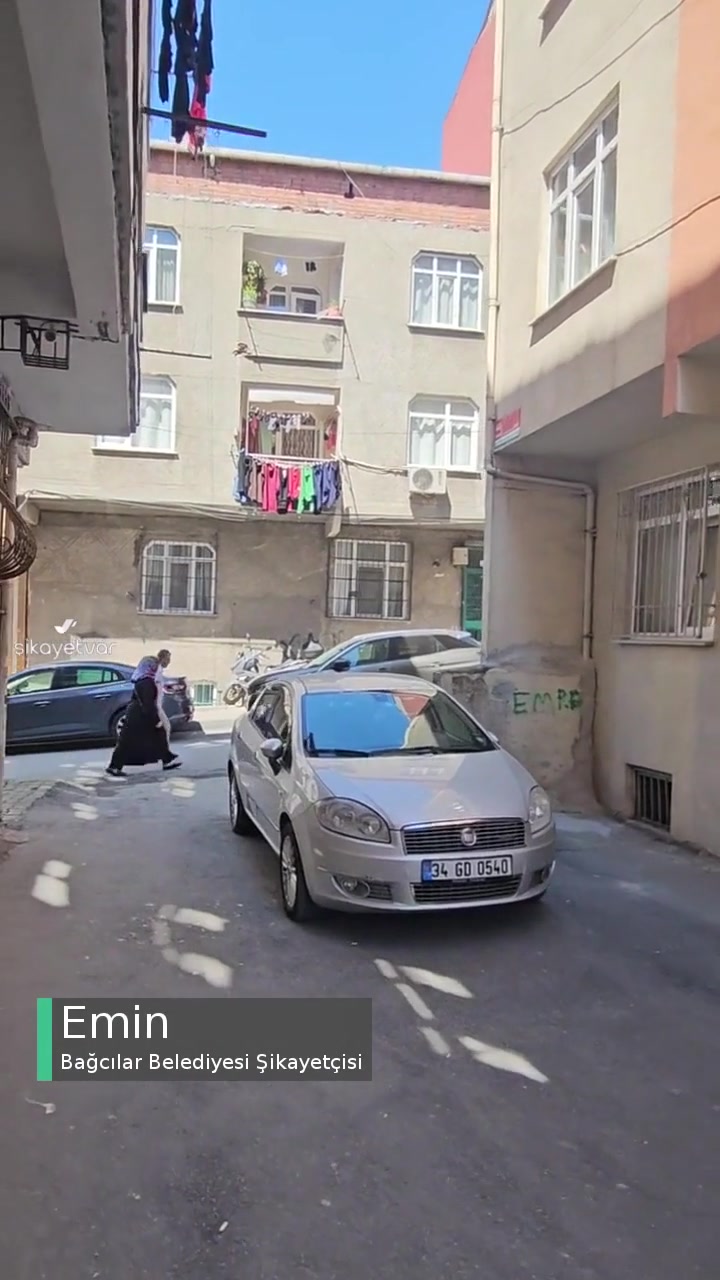 Bağcılar Belediyesi Yolu Bu Şekilde Kapatıyor, Polis de Gelmiyor Mahalleye, Yön Tabelası Var videonun kapak resmi