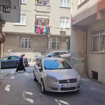 Bağcılar Belediyesi Yolu Bu Şekilde Kapatıyor, Polis de Gelmiyor Mahalleye, Yön Tabelası Var