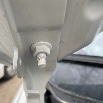 Fiat Egea Menteşe Vidalarındaki Paslanma Üretim Hatası, Parça Değişimi Talep Ediliyor