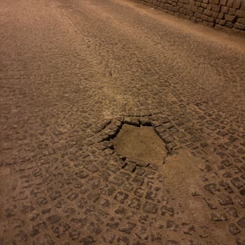 Sille Mahallesi Düzensiz Yol Çukuru Acil Olarak Tamir Edilmeli