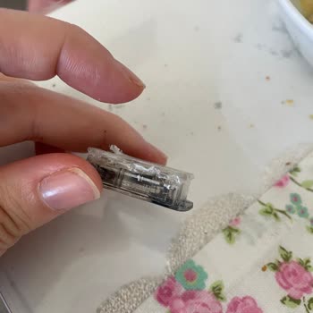 Brita Marella Sürahi Pil Değişimi İçin Kapak Kırıldı, El Kesildi Ve Kullanılamaz Duruma Geldi