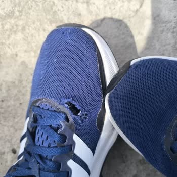 Adidas Koşu Ayakkabısının İki Ayda Yırtılması Ve Mağazanın Ret Cevabı