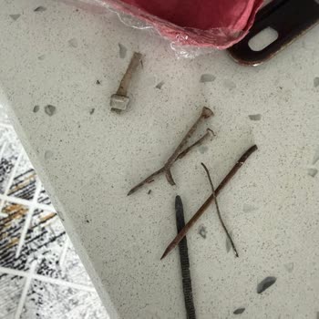 Şok Markette Paslanmış Çivi İçeren Yumurta Paketi