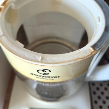 Karaca Çay Makinesinde Plastik Parçalar Hızla Sararıp Soyuluyor