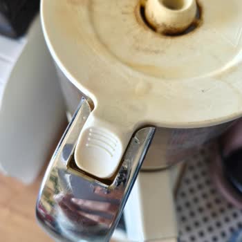 Karaca Çay Makinesinde Plastik Parçalar Hızla Sararıp Soyuluyor