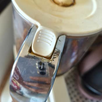 Karaca Çay Makinesinde Plastik Parçalar Hızla Sararıp Soyuluyor