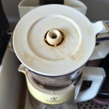 Karaca Çay Makinesinde Plastik Parçalar Hızla Sararıp Soyuluyor