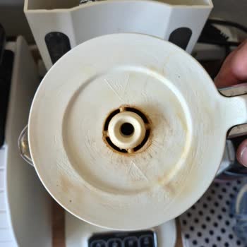 Karaca Çay Makinesinde Plastik Parçalar Hızla Sararıp Soyuluyor