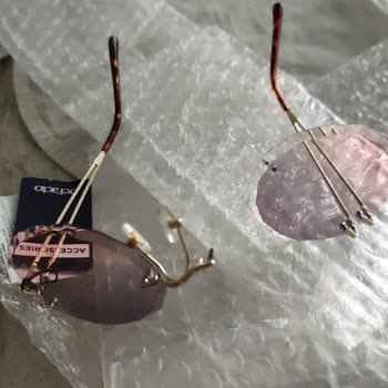 Kırık Güneş Gözlüğü Ve Cevapsız İletişim