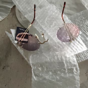 Kırık Güneş Gözlüğü Ve Cevapsız İletişim