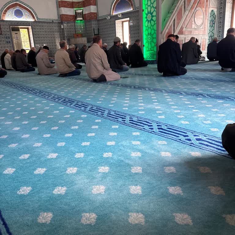 Müezzinin Saygısız Davranışı Camii Adabına Uymuyor