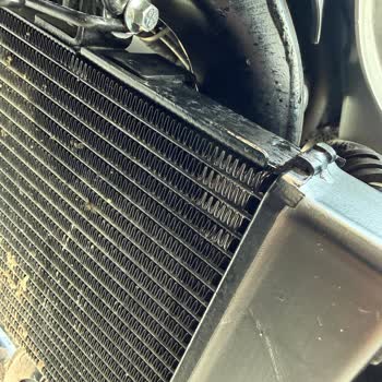Brixton Motosiklet Radyatörden Kendiliğinden Su Kaçırmaya Başladı