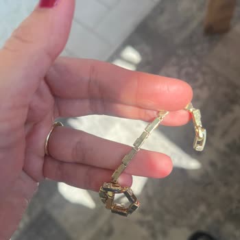 Renk Garantisi Verilen Lüks Aksesuarların Çabuk Solması Ve Mağazanın İlgisizliği