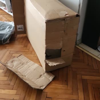 Eksik Parçalı Oyuncu Sandalyesi Ve Hasarlı Ürünler