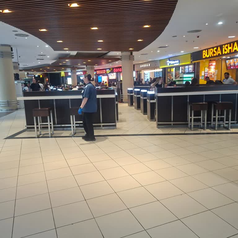 Sos Eklenmesi Üzerine Personelin Kaba Davranışı Ve Tepsiyi Fırlatması