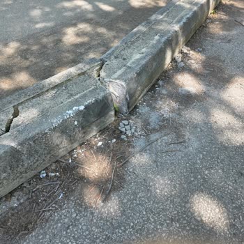 Burpark Otopark Girişindeki Dar Alan Nedeniyle Lastik Patlaması Ve Personel İlgisizliği