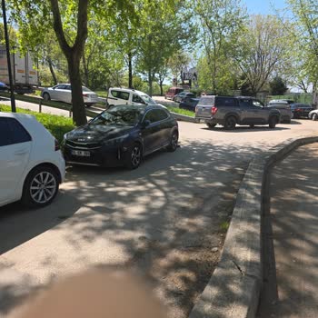 Burpark Otopark Girişindeki Dar Alan Nedeniyle Lastik Patlaması Ve Personel İlgisizliği