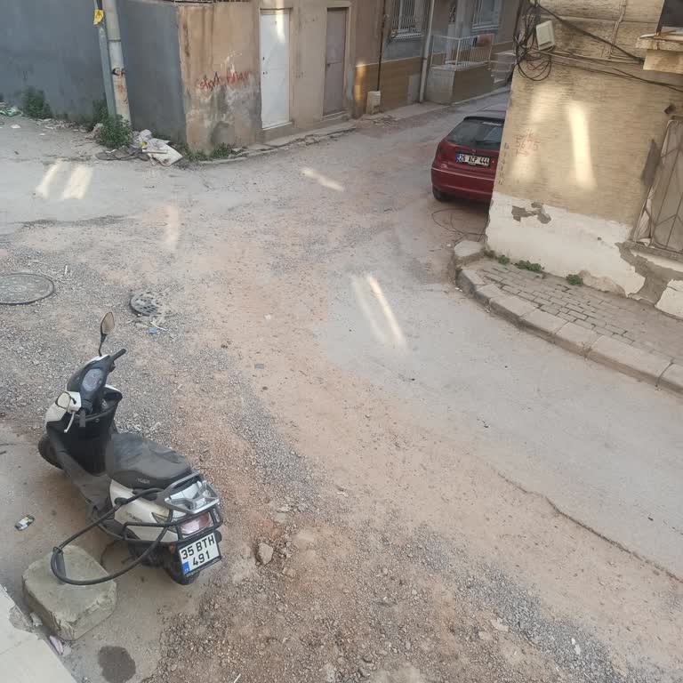 Kazı Çalışması Sonrası Asfaltlama Gecikmesi Ve Sokak Temizliğinin Yapılmaması