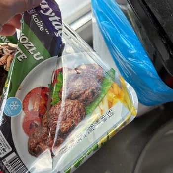 Şok Marketten Satın Aldığım Maydanozlu Köfte İçinde Kıkırdak Ve Kemik Parçaları