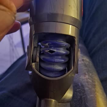 Dyson V15 Detect Başlık Parçasının Erken Yırtılması Ve Garanti Sonrası Destek Eksikliği