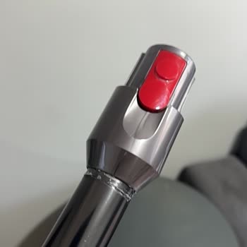 Dyson V12 Detect Süpürge Uzun Borusu Darbe Almadan Bozuldu