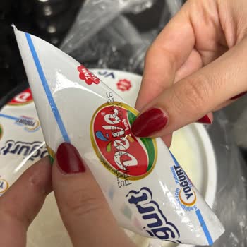 Geçerli Son Tüketim Tarihli Deva Yoğurdunda Küf Ve Yetersiz Açıklama