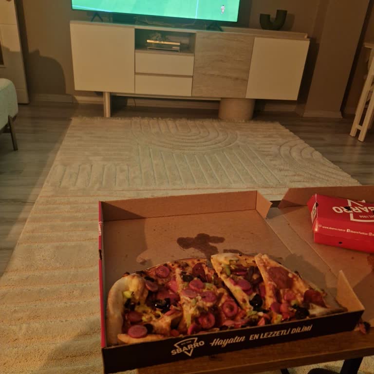 Siparişte Yığılmış Pizza, Donuk Patates Ve Eksik Mayonez