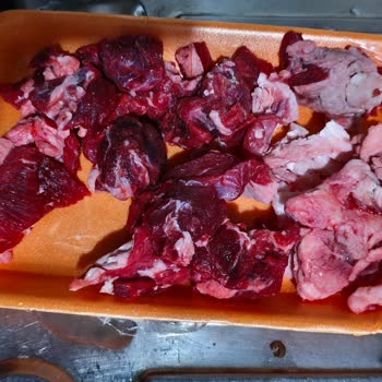 Kim Market Buca Yenigün Şubesinde Kasap Reyonundan Alınan Etin Yarısı Yağdı: Ücret İadesi İsteniyor