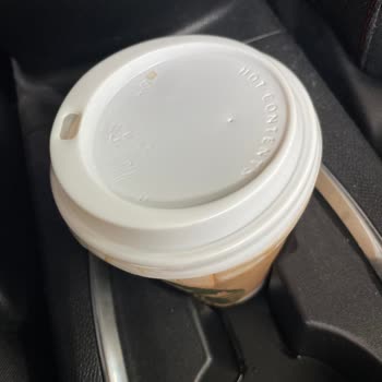 Starbucks Yomra Şubesinde Kapak Sızıntısı Sıcak Kahve Dökülmesi Güvenlik Riskine Dönüştürüyor